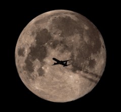 Poza cu Passing Through Full Moon