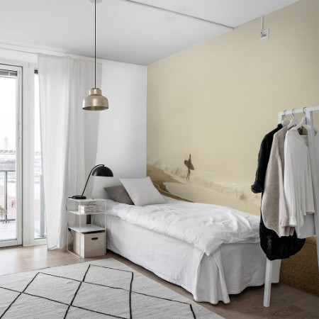 Bild von Surfing su una spiaggia nebbiosa