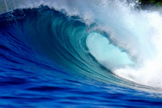 Bild vun Blue ocean surfing wave