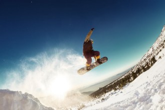 Bild von Jumping Snowboarder