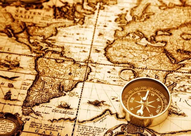 Afbeeldingen van Compass on Vintage Map