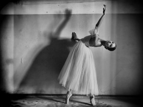 Slika A girl with a necklace