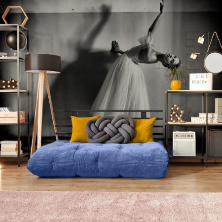 Afbeeldingen van A girl with a necklace