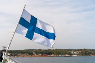 Bild von Finnish Flag on Blue Sky