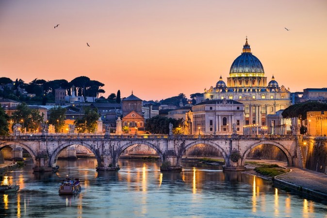 Image de Night view of the Basilica St Peter in Rome