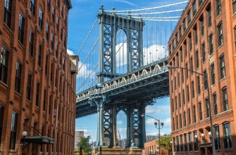 Ritratt ta’ Below Brooklyn Bridge