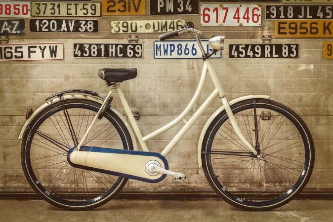 Image de Vintage lady bicycle in an old factory
