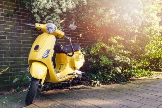 Bild von Yellow scooter parked