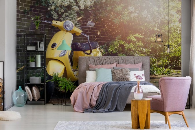 Afbeeldingen van Yellow scooter parked