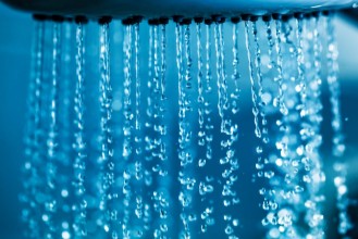Bild von Clear water flowing from shower