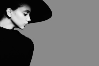 Image de Portrait of beautiful girl in hat in profile posing in studio black and white photography