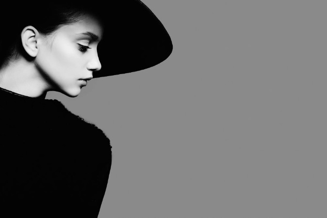 Kép Portrait of beautiful girl in hat in profile posing in studio black and white photography