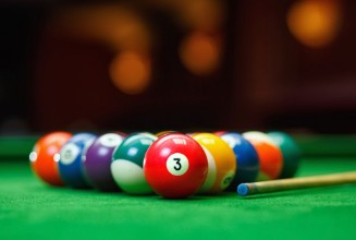 Pilt Billiard balls in a green pool table