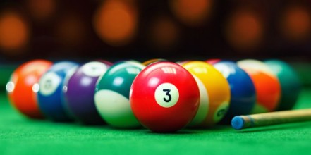 Pilt Billiard balls in a green pool table