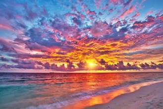 Immagine di Colorful sunset over ocean on Maldives