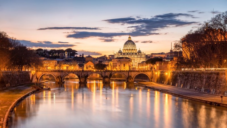 Bild på Night view of the Basilica St Peter in Rome Italy