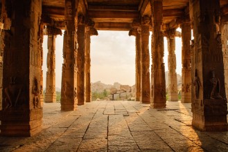 Bild på Beautiful architecture of ancient ruines of temple in Hampi