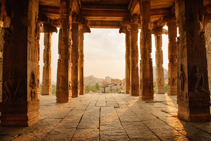 Afbeeldingen van Beautiful architecture of ancient ruines of temple in Hampi
