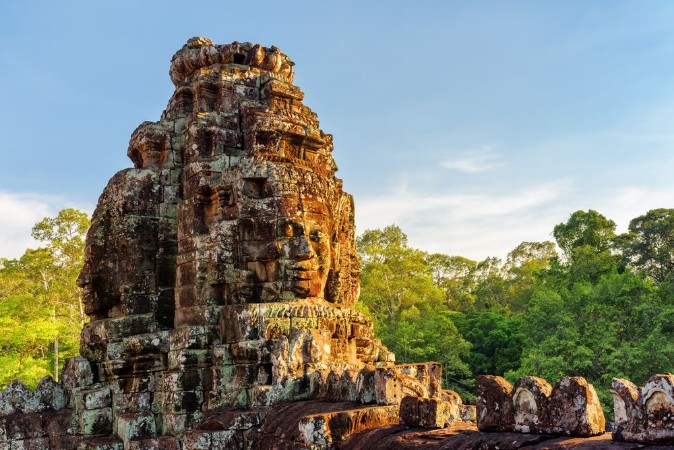 Afbeeldingen van Enigmatic giant stone faces of Bayon temple in evening sun