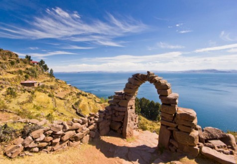 Afbeeldingen van Arch above titicaca lake in peru
