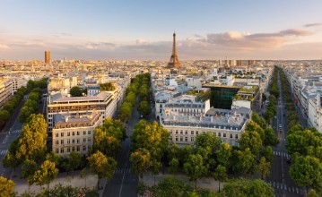 Afbeeldingen van Paris from above showcasing rooftops the Eiffel Tower tree-lined avenues with haussmannian buildings lit by the setting sun Avenue Kleber Avenue dIena and Avenue Marceau 16th arrondissement