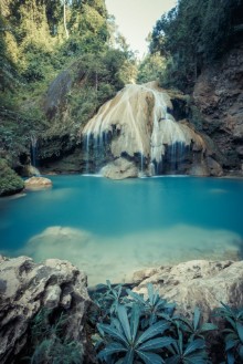 Afbeeldingen van Wonderful waterfall with colorful tree in thailand