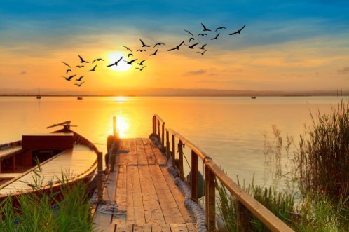 Image de Puesta de sol sobre un embardero tradicional de madera