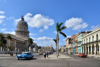 Afbeeldingen van Vintage cars near the Capitol Havana Cuba 