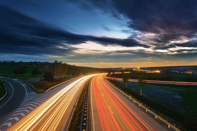 Afbeeldingen van Long-exposure sunset over a highway