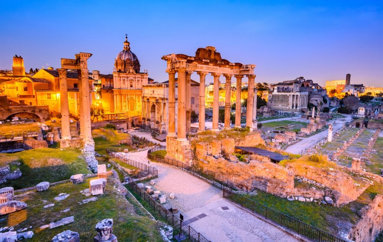 Image de Roman Forum at night  Rome in Italy