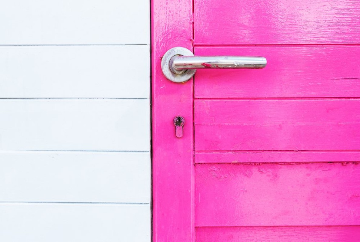 Image de Particolare di una porta di legno fucsia