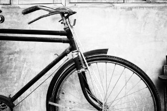 Bild på Black and white photo of vintage bicycle - film grain filter effect styles