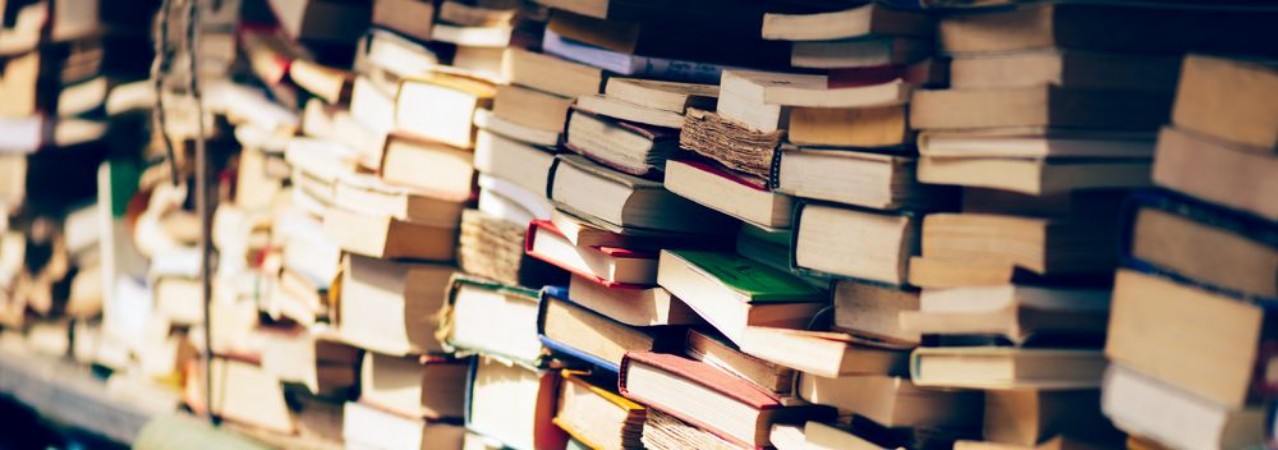 Afbeeldingen van Stack of books at the bookshop