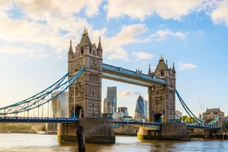 Image de Tower Bridge in London during sunset with Londons financial district at the background