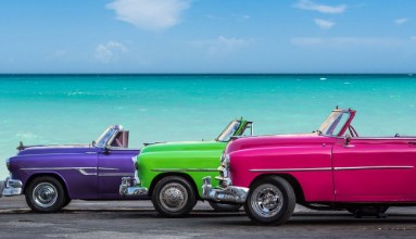 Picture of Drei amerikanische Oldtimer am Strand von Havanna Kuba