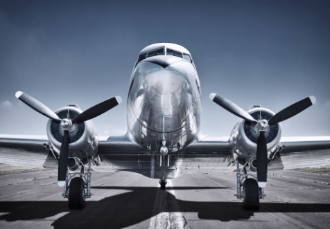 Afbeeldingen van Airplane on a runway