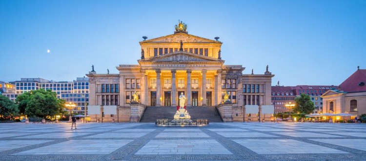 Image de Berlin Concert Hall at famous Gendarmenmarkt Square in twilight Berlin Germany