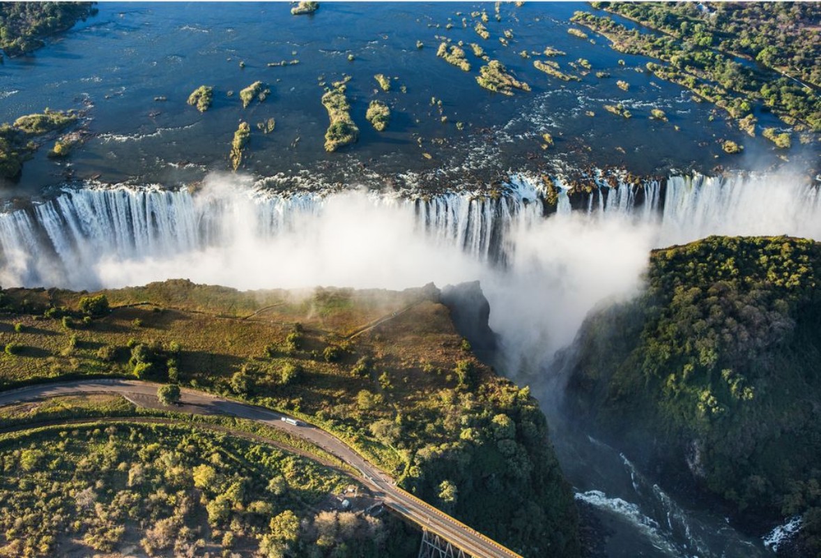 Afbeeldingen van View of the Falls from a height of bird flight Victoria Falls Mosi-oa-Tunya National parkZambiya and World Heritage Site Zimbabwe An excellent illustration
