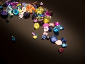 Image de Jewel on black shine color Collection of many different natural gemstones amethyst lapis lazuli rose quartz citrine ruby amazonite moonstone labradorite chalcedony blue topaz