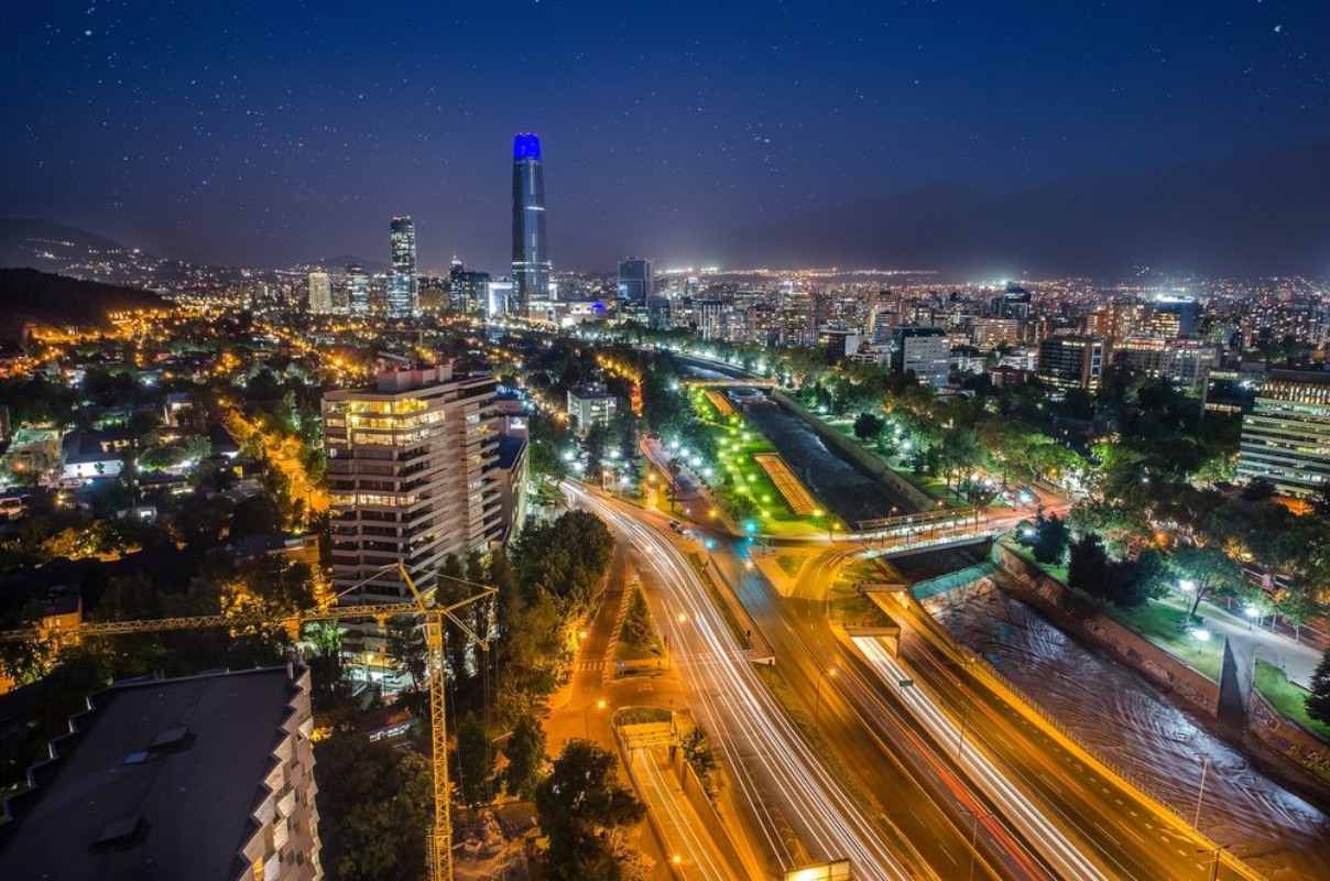 Afbeeldingen van Night view of Santiago de Chile toward the east part of the city showing the Mapocho river and Providencia and Las Condes districts