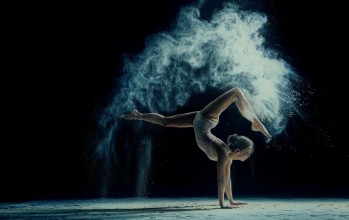 Afbeeldingen van Graceful woman dancing in cloud of dust