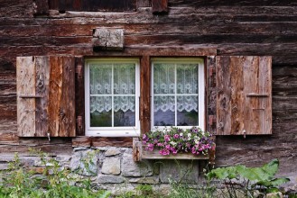 Ritratt ta’ Altes Fenster einer Berghtte