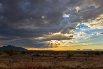 Pilt A clearing storm over the Arizona Desert