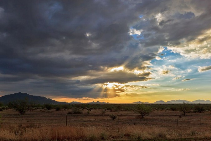 Image de A clearing storm over the Arizona Desert