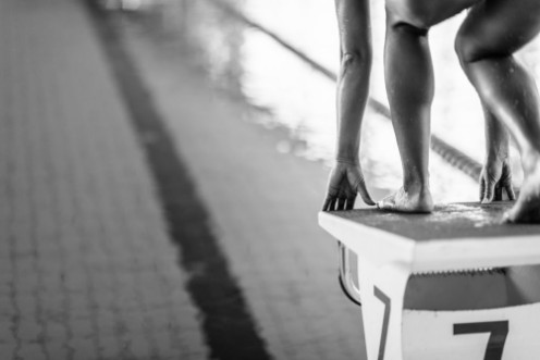 Afbeeldingen van Swimming race start starting block black and white