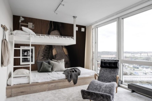 Obrázek Old used sports shoes on a rustic wooden wall