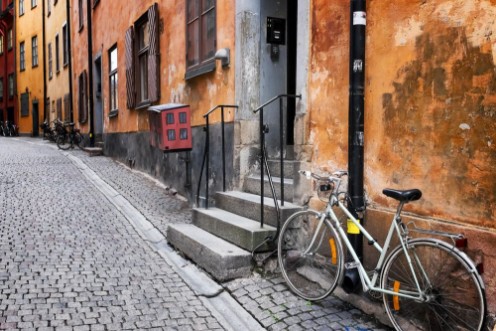 Afbeeldingen van Sweden Stockholm quaint cobblestone street in historic district Gamla Stan Parked bike