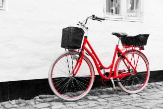 Image de Retro vintage red bicycle on cobblestone street in the old town