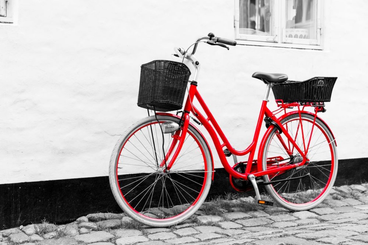 Image de Retro vintage red bicycle on cobblestone street in the old town