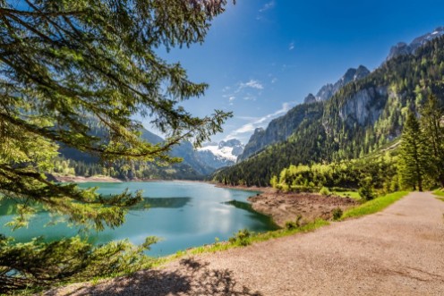 Afbeeldingen van Sunny dawn at mountain lake in Gosau Alps Austria